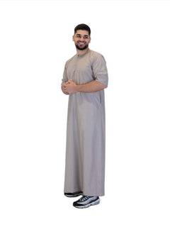 Men's short sleeve Omani thobe in Beige - three-quarter view
