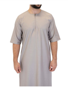 Men's short sleeve Omani thobe in Beige - neckline detail