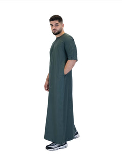 Men's short sleeve Omani thobe in Dark Green - three-quarter view
