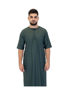 Men's short sleeve Omani thobe in Dark Green - neckline detail