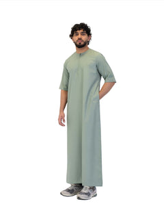 Men's short sleeve Omani thobe in Green - three-quarter view