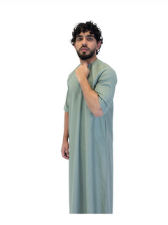 Men's short sleeve Omani thobe in Green - fit view
