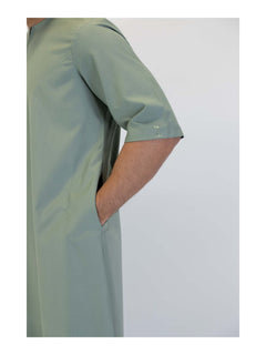 Men's short sleeve Omani thobe in Green - sleeve and pocket detail