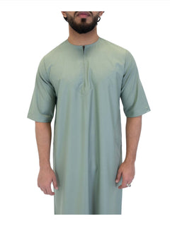 Men's short sleeve Omani thobe in Green - neckline detail