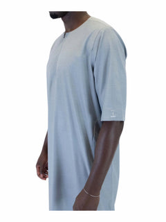 Men's short sleeve Omani thobe in Grey - neckline detail