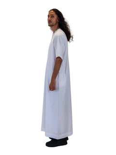 Men's short sleeve Omani thobe in White - three-quarter view
