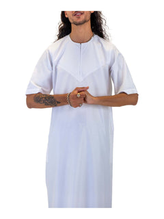 Men's short sleeve Omani thobe in White - neckline and front detail