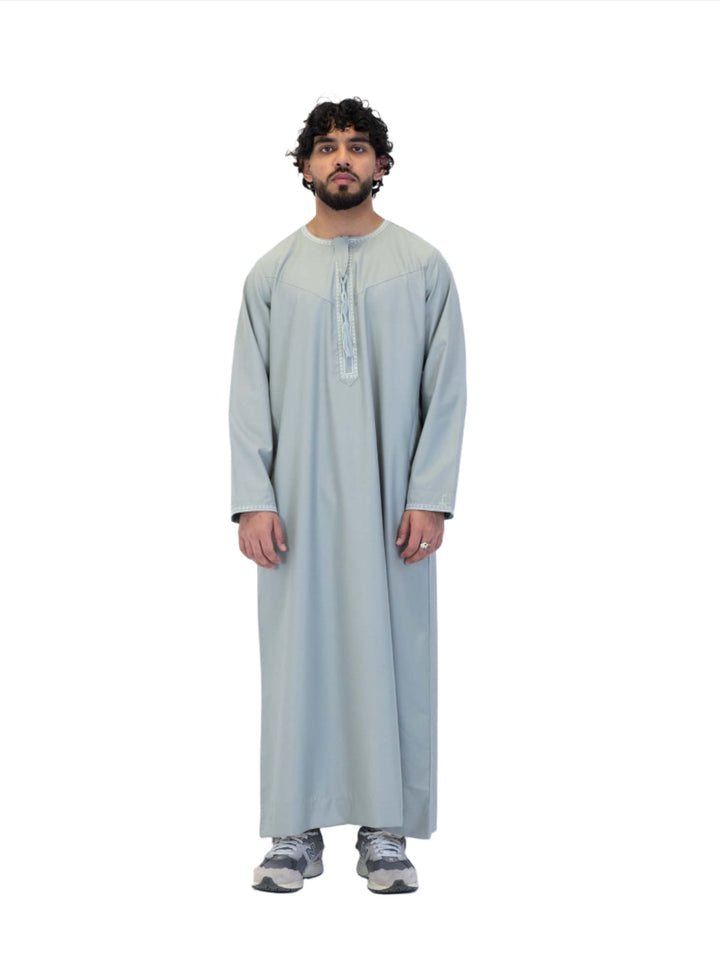 ثوب عماني مطرز بطبعات إسلامية مع شرابة - كم طويل