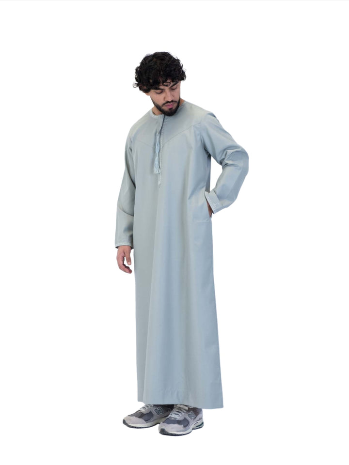 ثوب عماني مطرز بطبعات إسلامية مع شرابة - كم طويل