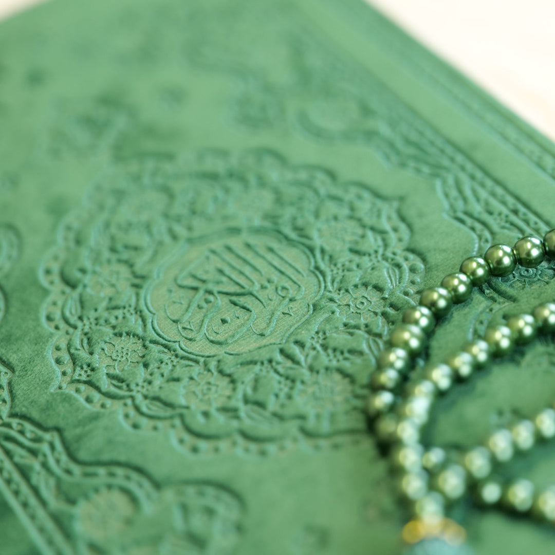Gift Set - Quran/Mat/Tasbeeh/Attar (1030)