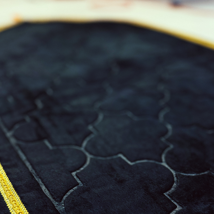 Prayer Mat - Mihrab Shape with Gold Border