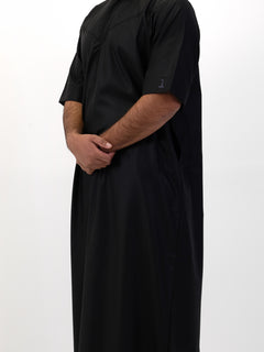 Men's short sleeve Omani thobe in Black - sleeve and pocket detail